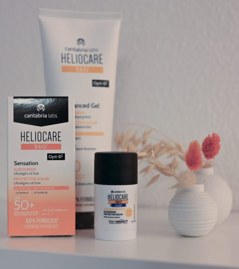 Actie van de maand Zorgproducten van Heliocare met zonnebrandcrème en een doosje, naast decoratieve vazen.